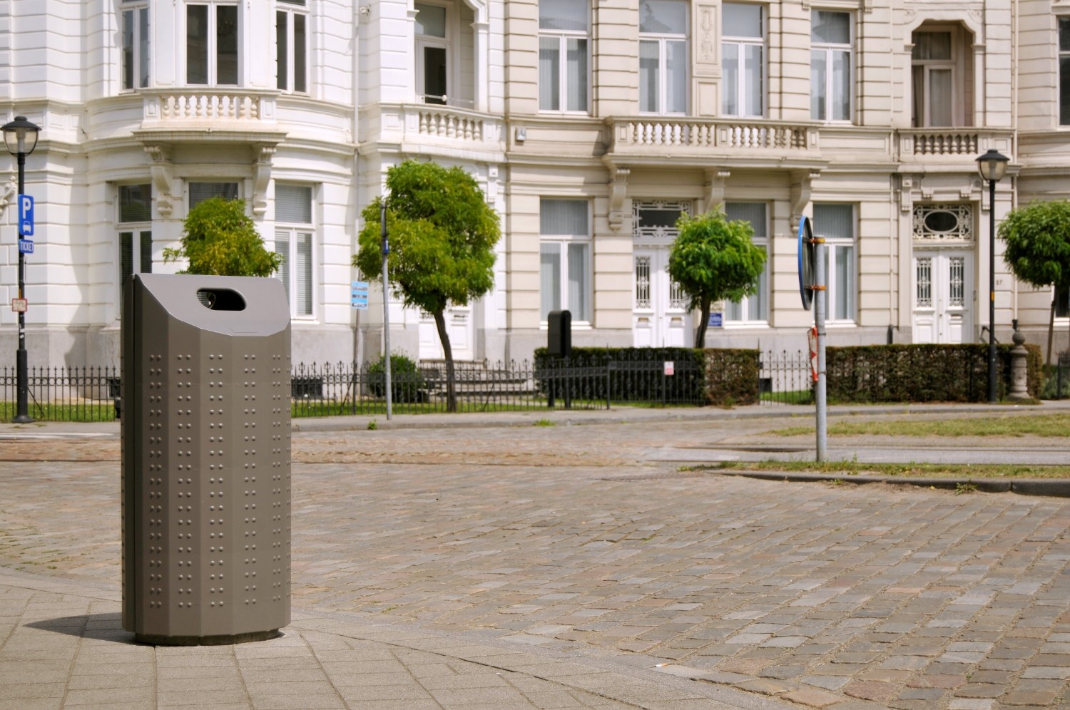 Pillar stadsvuilbak in straatbeeld
