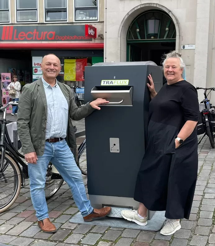 Schepen Marc Boogers en Ann Bruyninckx, consulent Orde en Netheid, tonen op de Grote Markt in Turnhout een sprekende vuilnisbak.